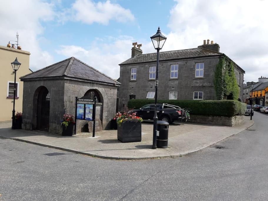Clonbur House - Two Bedroom Village Apartment Galway Buitenkant foto