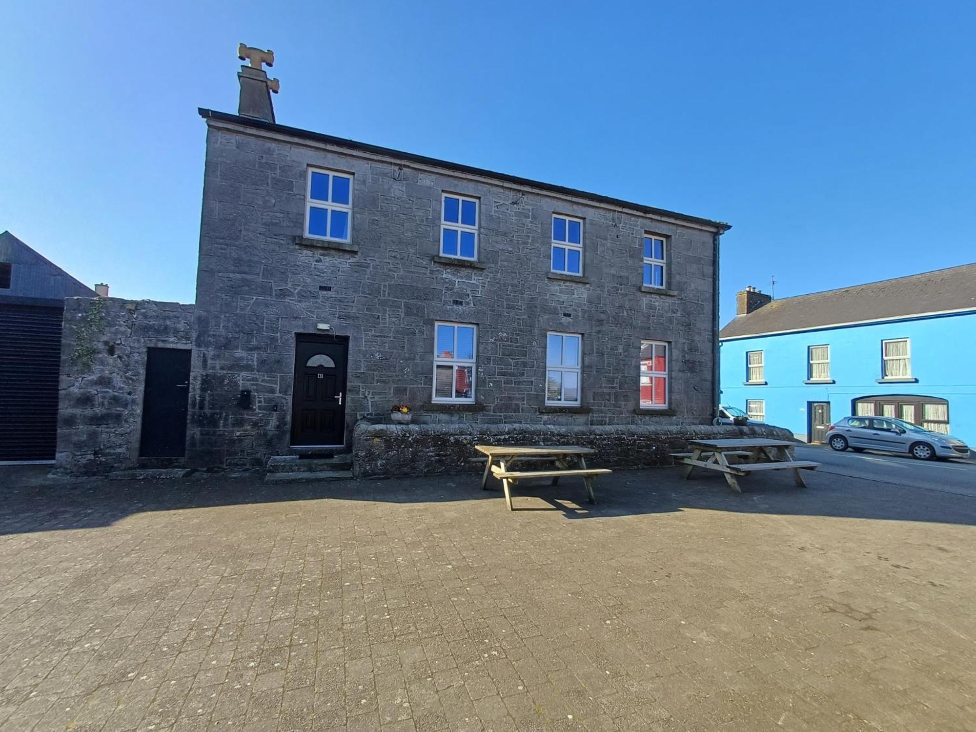 Clonbur House - Two Bedroom Village Apartment Galway Buitenkant foto