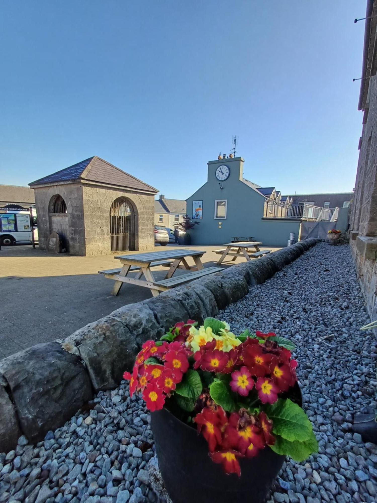 Clonbur House - Two Bedroom Village Apartment Galway Buitenkant foto