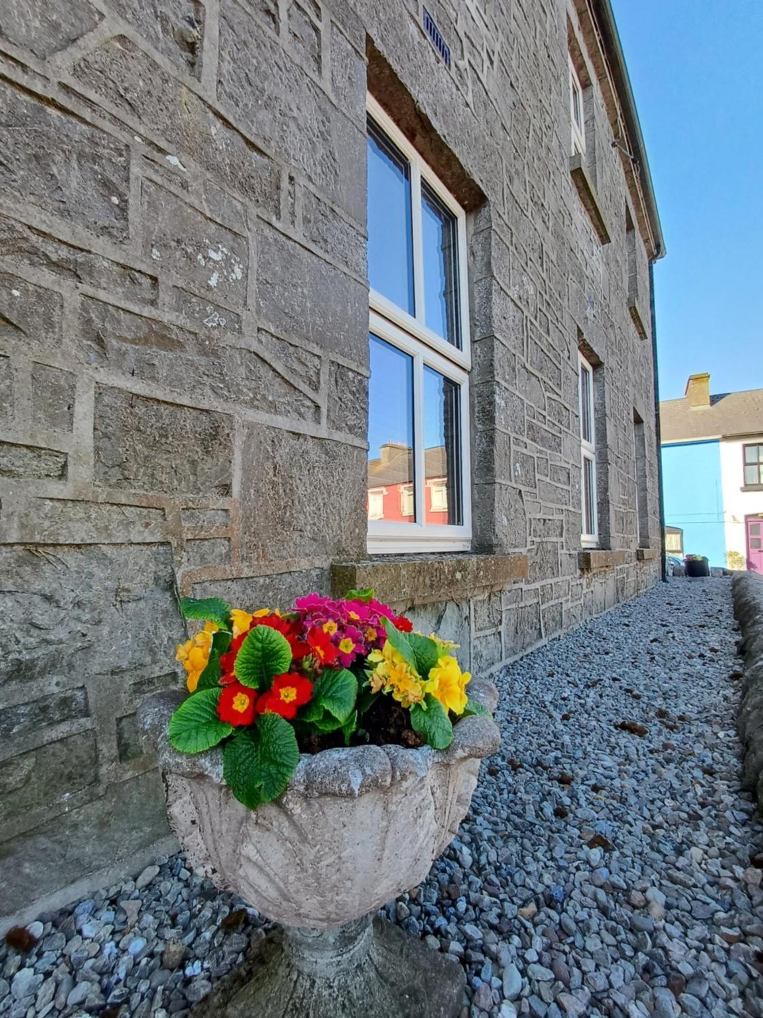Clonbur House - Two Bedroom Village Apartment Galway Buitenkant foto
